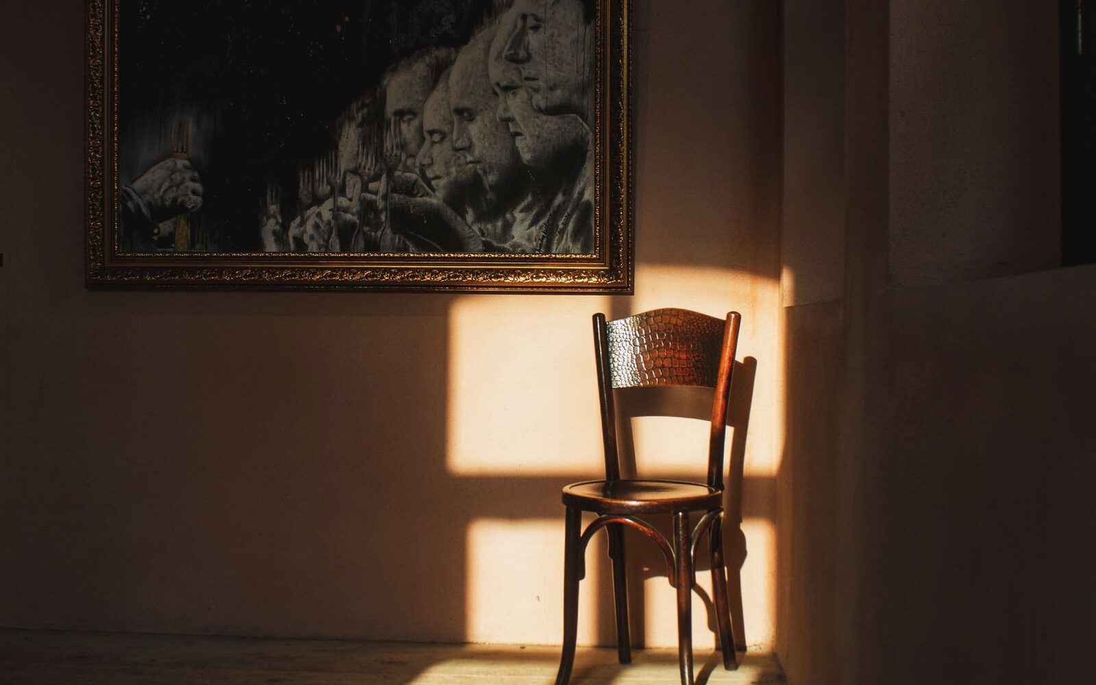 Chaise vide dans une pièce chaude traversée par la lumière du jour