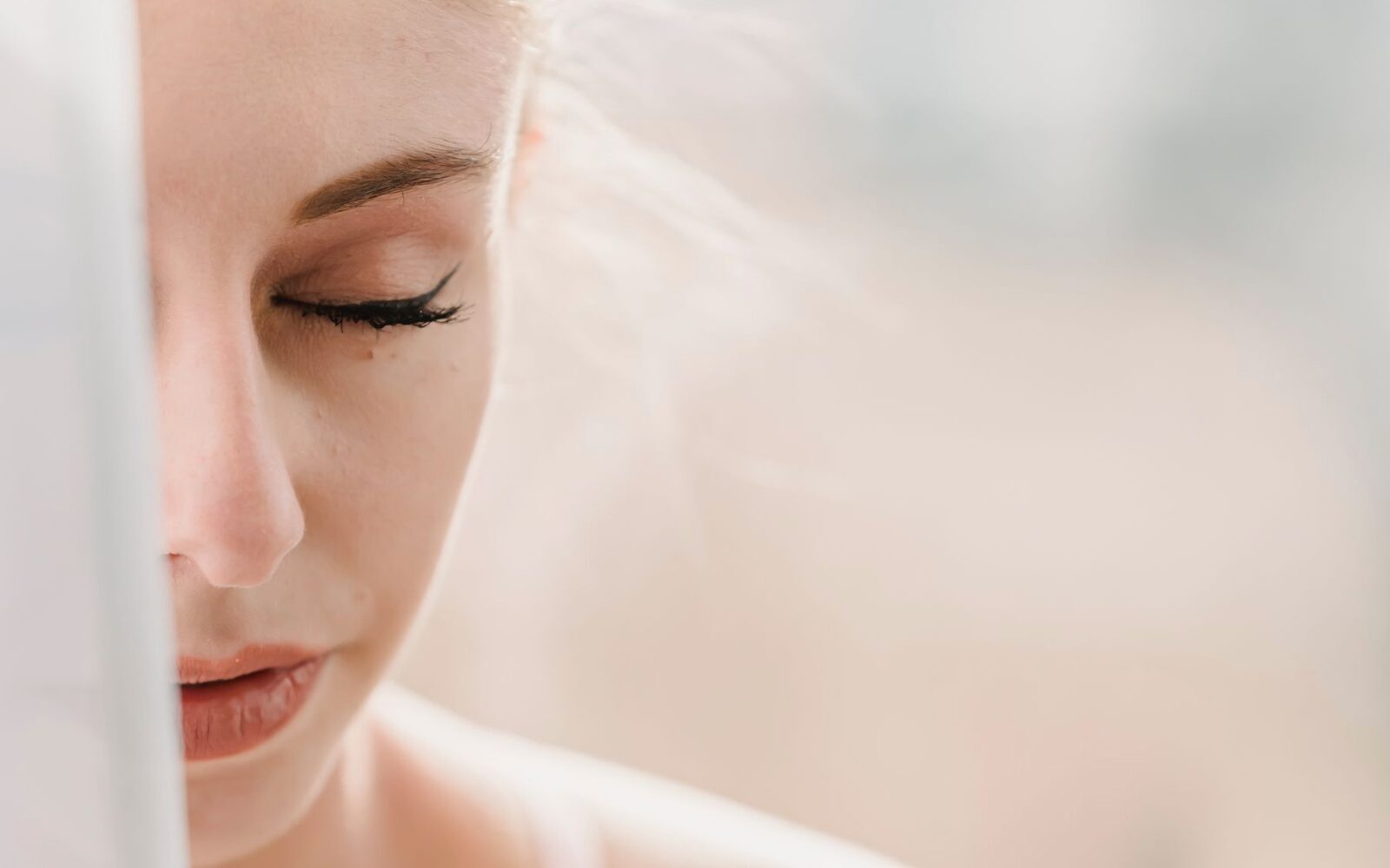 Visage apaisé, yeux fermés, dans une lumière naturelle