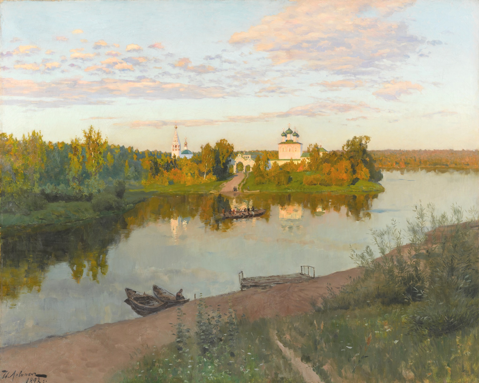 Rivière calme au crépuscule, monastère blanc au loin et reflets dorés sur l'eau