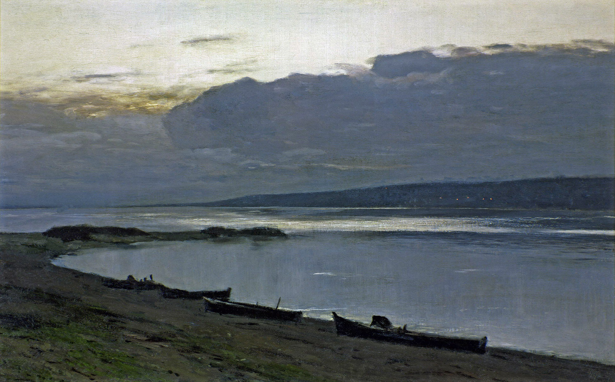 Large fleuve calme au crépuscule, barques échouées sur la rive sous un ciel gris bleuté